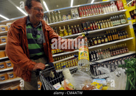 Kunden von Tesco speichern in Prag, die Skalka Flaschen mit Alkohol stärker am 28. September 2012 wieder kaufen könnte. Tschechische Gesundheit Minister Leos Heger reduziert Verbot am 27. September. Alkohol, bevor 1. Januar 2012 können, ohne Aufzeichnungen über den Ursprung verkauft werden von neueren Alkohol wird ein Zertifikat notwendig so genannte Geburt Certficate sein. Der Export von älteren Alcohohol ist möglich ist also möglich Ausfuhr von Alkohol mit Zertifikat. Heger rechnet damit, dass die Erklärung für mehrere Monate gültig ist. In diesen Monaten werden die Rechtsvorschriften Sorge Herstellung und Vertrieb von Alkohol ad Stockfoto