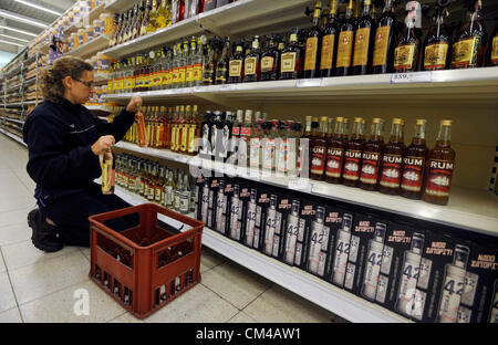 Kunden von Tesco speichern in Prag, die Skalka Flaschen mit Alkohol stärker am 28. September 2012 wieder kaufen könnte. Tschechische Gesundheit Minister Leos Heger reduziert Verbot am 27. September. Alkohol, bevor 1. Januar 2012 können, ohne Aufzeichnungen über den Ursprung verkauft werden von neueren Alkohol wird ein Zertifikat notwendig so genannte Geburt Certficate sein. Der Export von älteren Alcohohol ist möglich ist also möglich Ausfuhr von Alkohol mit Zertifikat. Heger rechnet damit, dass die Erklärung für mehrere Monate gültig ist. In diesen Monaten werden die Rechtsvorschriften Sorge Herstellung und Vertrieb von Alkohol ad Stockfoto