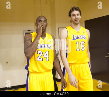 1. Oktober 2012 - Los Angeles, Kalifornien, USA - Los Angeles Lakers Kobe Bryant und Pau Gasol kommen für die Los Angeles Lakers Medientag im Toyota Sports Center am 1. Oktober 2012 in El Segundo, California.ARMANDO ARORIZO (Credit-Bild: © Armando Arorizo/Prensa Internacional/ZUMAPRESS.com) Stockfoto