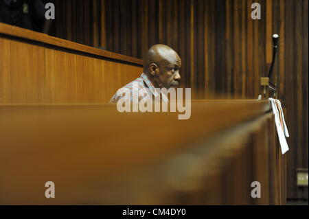 JOHANNESBURG, Südafrika: angebliche nigerianische Terrorist Henry Okah in Johannesburg High Court am 1. Oktober 2012 in Johannesburg, Südafrika. Okah ist angeklagt, Beteiligung an terroristischen Aktivitäten, Verschwörung zur engagieren in terroristische Aktivitäten und Bereitstellung, platzieren und einen Sprengsatz zu zünden. Er wurde zu den militanten Gruppe, Bewegung für die Emanzipation des Nigerdeltas (MEND) verbunden. (Foto von Gallo Images / Foto24 / Glück Maibi) Stockfoto