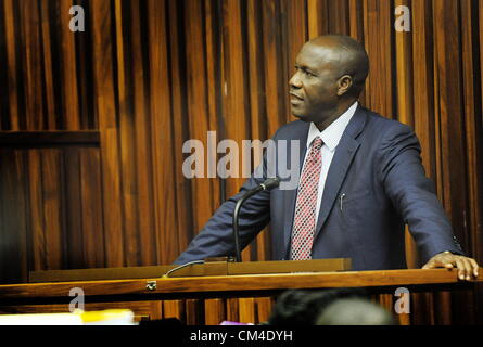 JOHANNESBURG, Südafrika: nigerianischer Minister Godsday Orubebe Zeugen im Prozess gegen mutmaßlichen nigerianischen Terroristen Henry Okah in Johannesburg High Court am 1. Oktober 2012 in Johannesburg, Südafrika. Okah ist angeklagt, Beteiligung an terroristischen Aktivitäten, Verschwörung zur engagieren in terroristische Aktivitäten und Bereitstellung, platzieren und einen Sprengsatz zu zünden. Er wurde zu den militanten Gruppe, Bewegung für die Emanzipation des Nigerdeltas (MEND) verbunden. (Foto von Gallo Images / Foto24 / Glück Maibi) Stockfoto