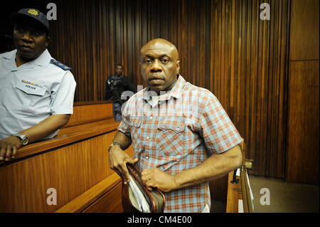 JOHANNESBURG, Südafrika: angebliche nigerianische Terrorist Henry Okah in Johannesburg High Court am 1. Oktober 2012 in Johannesburg, Südafrika. Okah ist angeklagt, Beteiligung an terroristischen Aktivitäten, Verschwörung zur engagieren in terroristische Aktivitäten und Bereitstellung, platzieren und einen Sprengsatz zu zünden. Er wurde zu den militanten Gruppe, Bewegung für die Emanzipation des Nigerdeltas (MEND) verbunden. (Foto von Gallo Images / Foto24 / Glück Maibi) Stockfoto