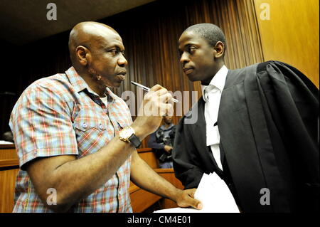 JOHANNESBURG, Südafrika: angebliche nigerianische Terrorist spricht Henry Okah, seines gesetzlichen Vertreters Glück Molatala bei Johannesburg High Court am 1. Oktober 2012 in Johannesburg, Südafrika. Okah ist angeklagt, Beteiligung an terroristischen Aktivitäten, Verschwörung zur engagieren in terroristische Aktivitäten und Bereitstellung, platzieren und einen Sprengsatz zu zünden. Er wurde zu den militanten Gruppe, Bewegung für die Emanzipation des Nigerdeltas (MEND) verbunden. (Foto von Gallo Images / Foto24 / Glück Maibi) Stockfoto