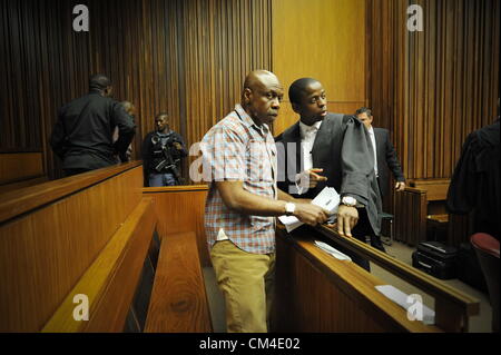 JOHANNESBURG, Südafrika: angebliche nigerianische Terrorist spricht Henry Okah, seines gesetzlichen Vertreters Glück Molatala bei Johannesburg High Court am 1. Oktober 2012 in Johannesburg, Südafrika. Okah ist angeklagt, Beteiligung an terroristischen Aktivitäten, Verschwörung zur engagieren in terroristische Aktivitäten und Bereitstellung, platzieren und einen Sprengsatz zu zünden. Er wurde zu den militanten Gruppe, Bewegung für die Emanzipation des Nigerdeltas (MEND) verbunden. (Foto von Gallo Images / Foto24 / Glück Maibi) Stockfoto