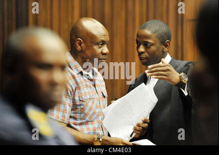 JOHANNESBURG, Südafrika: angebliche nigerianische Terrorist spricht Henry Okah, seines gesetzlichen Vertreters Glück Molatala bei Johannesburg High Court am 1. Oktober 2012 in Johannesburg, Südafrika. Okah ist angeklagt, Beteiligung an terroristischen Aktivitäten, Verschwörung zur engagieren in terroristische Aktivitäten und Bereitstellung, platzieren und einen Sprengsatz zu zünden. Er wurde zu den militanten Gruppe, Bewegung für die Emanzipation des Nigerdeltas (MEND) verbunden. (Foto von Gallo Images / Foto24 / Glück Maibi) Stockfoto