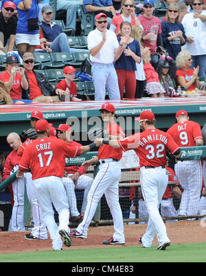 Yu Darvish (Rangers), 30. September 2012 - MLB: Yu Darvish der Texas Rangers bekommt eine Faust-Beule von Teamkollegen Nelson Cruz #17 und Josh Hamilton #32 während des ersten Spiels von einem Doubleheader gegen die Los Angeles Angels bei Rangers Ballpark in Arlington in Arlington, Texas, Vereinigte Staaten von Amerika. (Foto: AFLO) Stockfoto