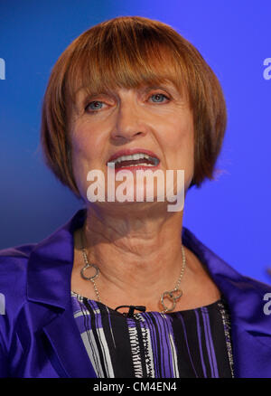 TESSA JOWELL MP SCHATTENMINISTER für LONDON und MANCHESTER Stadtzentrum von MANCHESTER ENGLAND 2. Oktober 2012 Stockfoto