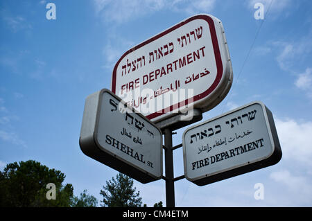 Jerusalem, Israel. 2. Oktober 2012. Eine mehrsprachige Schild am Eingang in Givat Mordechai Feuerwehr. Jerusalem, Israel. 2. Oktober 2012.  Jerusalem-Feuerwehr öffnet seine Türen für die Öffentlichkeit in Givat Mordechai Station ermöglicht der Öffentlichkeit, die Arbeit der Feuerwehrleute aus nächster Nähe zu sehen. Die Jerusalem-Feuerwehr entspricht jährlich mehr als 8.000 Veranstaltungen. Stockfoto