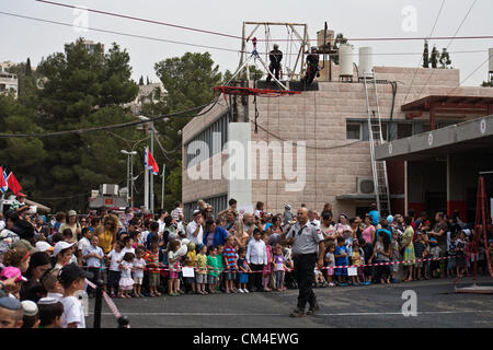 Jerusalem, Israel. 2. Oktober 2012. Kundenansturm bei der Givat Mordechai Station für eine live-Demonstration von Techniken und Fähigkeiten, wie Jerusalem Feuerwehr seine Türen für die Öffentlichkeit öffnet. Jerusalem, Israel. 2. Oktober 2012.  Jerusalem-Feuerwehr öffnet seine Türen für die Öffentlichkeit in Givat Mordechai Station ermöglicht der Öffentlichkeit, die Arbeit der Feuerwehrleute aus nächster Nähe zu sehen. Die Jerusalem-Feuerwehr entspricht jährlich mehr als 8.000 Veranstaltungen. Stockfoto