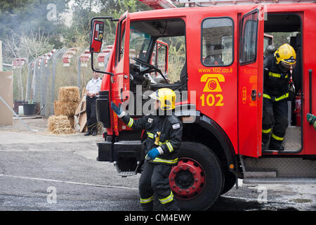 Jerusalem, Israel. 2. Oktober 2012. Feuerwehrleute zeigen schnelle Notfall Bereitstellung, Brandbekämpfung und Evakuierung, da Jerusalem Feuerwehr seine Türen für die Öffentlichkeit öffnet.  Jerusalem, Israel. 2. Oktober 2012.  Jerusalem-Feuerwehr öffnet seine Türen für die Öffentlichkeit in Givat Mordechai Station ermöglicht der Öffentlichkeit, die Arbeit der Feuerwehrleute aus nächster Nähe zu sehen. Die Jerusalem-Feuerwehr entspricht jährlich mehr als 8.000 Veranstaltungen. Stockfoto