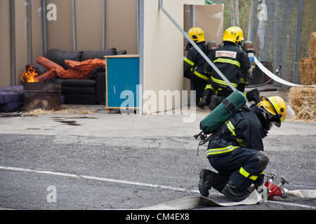 Jerusalem, Israel. 2. Oktober 2012. Feuerwehrleute zeigen schnelle Notfall Bereitstellung, Brandbekämpfung und Evakuierung, da Jerusalem Feuerwehr seine Türen für die Öffentlichkeit öffnet.  Jerusalem, Israel. 2. Oktober 2012.  Jerusalem-Feuerwehr öffnet seine Türen für die Öffentlichkeit in Givat Mordechai Station ermöglicht der Öffentlichkeit, die Arbeit der Feuerwehrleute aus nächster Nähe zu sehen. Die Jerusalem-Feuerwehr entspricht jährlich mehr als 8.000 Veranstaltungen. Stockfoto