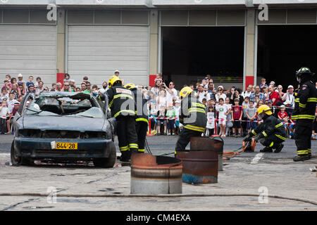 Jerusalem, Israel. 2. Oktober 2012. Feuerwehrleute zeigen Reaktion auf Verkehrsunfälle, wie Jerusalem Feuerwehr seine Türen für die Öffentlichkeit öffnet. Jerusalem, Israel. 2. Oktober 2012.  Jerusalem-Feuerwehr öffnet seine Türen für die Öffentlichkeit in Givat Mordechai Station ermöglicht der Öffentlichkeit, die Arbeit der Feuerwehrleute aus nächster Nähe zu sehen. Die Jerusalem-Feuerwehr entspricht jährlich mehr als 8.000 Veranstaltungen. Stockfoto