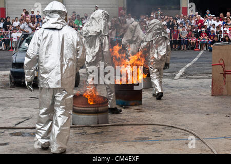 Jerusalem, Israel. 2. Oktober 2012. Feuerwehrleute zeigen schnelle Notfall Bereitstellung, Brandbekämpfung und Evakuierung, da Jerusalem Feuerwehr seine Türen für die Öffentlichkeit öffnet.  Jerusalem, Israel. 2. Oktober 2012.  Jerusalem-Feuerwehr öffnet seine Türen für die Öffentlichkeit in Givat Mordechai Station ermöglicht der Öffentlichkeit, die Arbeit der Feuerwehrleute aus nächster Nähe zu sehen. Die Jerusalem-Feuerwehr entspricht jährlich mehr als 8.000 Veranstaltungen. Stockfoto