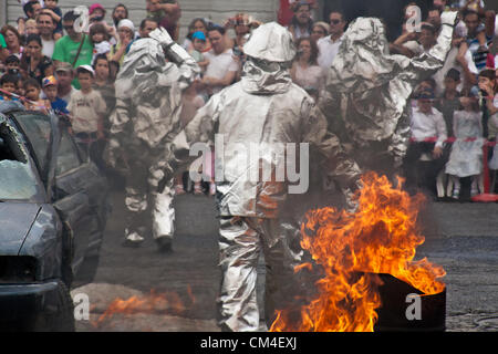 Jerusalem, Israel. 2. Oktober 2012. Feuerwehrleute zeigen schnelle Notfall Bereitstellung, Brandbekämpfung und Evakuierung, da Jerusalem Feuerwehr seine Türen für die Öffentlichkeit öffnet.  Jerusalem, Israel. 2. Oktober 2012.  Jerusalem-Feuerwehr öffnet seine Türen für die Öffentlichkeit in Givat Mordechai Station ermöglicht der Öffentlichkeit, die Arbeit der Feuerwehrleute aus nächster Nähe zu sehen. Die Jerusalem-Feuerwehr entspricht jährlich mehr als 8.000 Veranstaltungen. Stockfoto