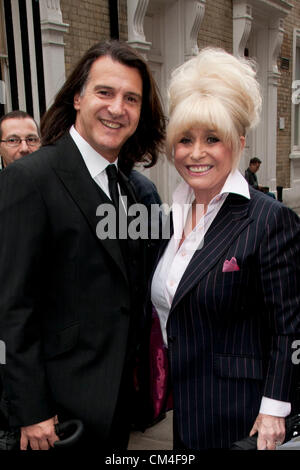 London, UK. 2. Oktober 2012. Barbara Windsor, Schauspielerin und ihr Ehemann Manager, Scott Mitchell Teilnahme an einer Trauerfeier für Victor Spinetti, Schauspieler und Star der Beatles-Filmen, bei der Schauspieler-Kirche in Covent Garden Bedford Street... Bildnachweis: Pete Maclaine / Alamy Live News Stockfoto