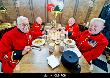 London, UK. 2. Oktober 2012. Chelsea Rentner (inkl. Erhart, Arthur Teasdale 82, Eric Rowlinson, 88, Wayne Campbell 75 und David Donaghey, 86 (L, R)) die Soldaten Charity große Curry-Saison mit einem besonderen großen Curry Essen zu starten. Ziel der Veranstaltung ist es, Bewusstsein und die Mittel für ABF The Soldiers Nächstenliebe – die Armee nationale Nächstenliebe seit 1944 www.soldierscharity.org.uk zu erhöhen.  Royal Hospital Chelsea Royal Hospital Road, London, UK 2. Oktober 2012. Stockfoto