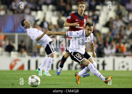 10.02.2012 - Estadio Mestalla, Valencia - Champions League Spieltag 2 - VAlencia CF vs Lille / / Joao Pereira portugiesischen Recht zurück für VAlencia CF (rechts) Uhren den Ball bewegen Stockfoto