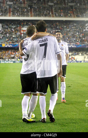 10.02.2012 - Estadio Mestalla, Valencia - Champions League Spieltag 2 - VAlencia CF vs Lille / / Soldado und Jonas feiern zweiten Ziel für Valencia CFwith Barragan (rechts) Stockfoto