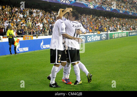 10.02.2012 - Estadio Mestalla, Valencia - Champions League Spieltag 2 - VAlencia CF vs Lille / / Valencia Spieler feiern zweites Tor. Guardado (rechts) und Jonas (links) Stockfoto