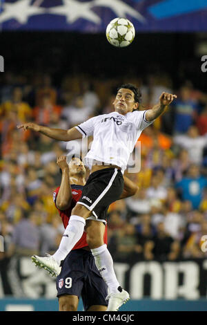 10.02.2012 - Estadio Mestalla, Valencia - Champions League Spieltag 2 - VAlencia CF vs Lille / / TinoCosta Argentinien Spieler für Valencia CF springt um eine Air-Ball zu gewinnen Stockfoto