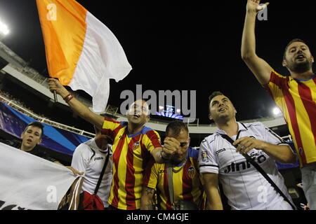 10.02.2012 - Estadio Mestalla, Valencia - Champions League Spieltag 2 - VAlencia CF vs Lille / / Valencia CF-Fans feiern erstes Tor Stockfoto