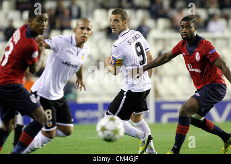 10.02.2012 - Estadio Mestalla, Valencia - Champions League Spieltag 2 - VAlencia CF vs Lille / / mehrere Spieler sehen den Ball passieren. Feghouli (links) und Soldado (rechts) für VAlencia CF Stockfoto