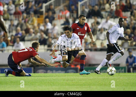 10.02.2012 - Estadio Mestalla, Valencia - Champions League Spieltag 2 - VAlencia CF vs Lille / / Tino Costa Argentinien Mittelfeld Spieler für VAlencia leidet ein Foul Stockfoto