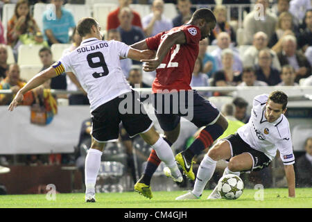 10.02.2012 - Estadio Mestalla, Valencia - Champions League Spieltag 2 - VAlencia CF vs Lille / / Lille Spieler Aurelien Chedjou kontrolliert den Ball, umgeben von Soldado und Gago für VAlencia CF Stockfoto