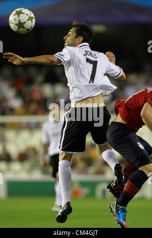 10.02.2012 - Estadio Mestalla, Valencia - Champions League Spieltag 2 - VAlencia CF vs Lille / / Jonas brasilianische Stürmer für VAlencia CF steuert eine Kugel Stockfoto