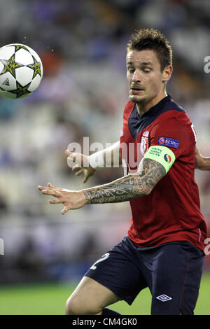 10.02.2012 - Estadio Mestalla, Valencia - Champions League Spieltag 2 - VAlencia CF vs Lille / / französische Verteidigung für Lille Debuchy mit dem Ball Stockfoto