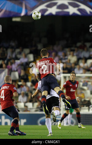 10.02.2012 - Estadio Mestalla, Valencia - Champions League Spieltag 2 - VAlencia CF vs Lille / / französische Verteidigung für Lille Debuchy springt über Gago, eine Luft-Kugel zu gewinnen Stockfoto