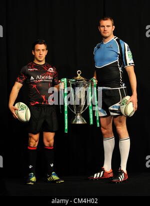 01.10.2012. London, England. Schottland-Team Edinburgh Rugby-Kapitän Greig Laidlaw mit Glasgow Krieger Kapitän Alastair Kellock UK Heineken Cup und Amlin Challenge Cup Saison starten bei SKY Studios auf 1. Oktober 2012 in London, England. Stockfoto