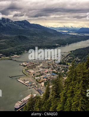 5. Juli 2012 - Borough Of Juneau, Alaska, US - Juneau, der Hauptstadt von Alaska, gesehen vom Mt Roberts aussehende Nord. Die Stadt liegt an der Gastinaeau-Kanal mit der Chilkat Mt Bereich und Glacier Bay National Park in der Ferne. Auf der linken Seite ist bergige, bewaldete Douglas-Insel mit dem Festland von Juneau durch die Juneau-Douglas-Brücke verbunden. Ein Kreuzfahrtschiff, große Beitragszahler für die lokale Wirtschaft, erkennbar am linken unteren verankert. (Kredit-Bild: © Arnold Drapkin/ZUMAPRESS.com) Stockfoto