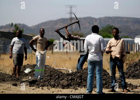 RUSTENBURG, Südafrika: Nkaneng Bewohner ein Grab graben wie der Untersuchungskommission Marikana den Bereich am 3. Oktober 2012 beginnen ihre Untersuchung der Todesfälle von 46 Personen während eines Streiks Lohn durch Lonmin Minenarbeiter in Rustenburg, Südafrika besucht. Die Kommission besuchte auch Hostels waren die Mine, die Arbeiter leben. (Foto von Gallo Images / Zeit / Lauren Mulligan) Stockfoto