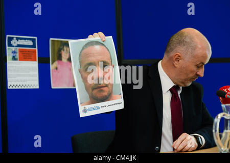 3. Oktober 2012, Aberystwyth, Großbritannien: Detective Superintendant REG BEVAN (im Bild) spricht auf einer Pressekonferenz, die Aktualisierung der Informationen auf der Suche nach vermissten 5 Einjahresmädchen APRIL JONES. Er bestätigte, dass 46 Jahre alten lokalen Mann, den Mark Leonard Bridger im Zusammenhang mit der Entführung verhaftet worden und wurde am Aberysytwyth Polizeistation in Frage gestellt. Er veröffentlichte auch Fotos des Mannes und seiner blauen Landrover Discovery-Fahrzeug, das war am Dienstag in einer Autowerkstatt in Machynlleth entdeckt, und appellierte an die Öffentlichkeit für irgendwelche Informationen über seine Bewegungen. Stockfoto