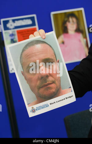 3. Oktober 2012, Aberystwyth, Großbritannien: Detective Superintendant REG BEVAN spricht auf einer Pressekonferenz, die Aktualisierung der Informationen auf der Suche nach vermissten 5 Einjahresmädchen APRIL JONES. Er bestätigte, dass 46 Jahre alten lokalen Mann MARK LEONARD BRIDGER (Bild oben ist) im Zusammenhang mit der Entführung verhaftet worden und wurde am Aberysytwyth Polizeistation in Frage gestellt. Er veröffentlichte auch Fotos des Mannes und seiner blauen Landrover Discovery-Fahrzeug, das war am Dienstag in einer Autowerkstatt in Machynlleth entdeckt, und appellierte an die Öffentlichkeit für irgendwelche Informationen über seine Bewegungen. Stockfoto