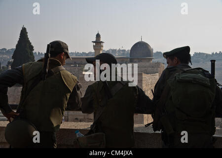 Jerusalem, Israel. 3. Oktober 2012. Drei Grenzpolizisten sichern Sie sich einen der Eingänge an der westlichen Wand mit Blick auf Al-Aqsa-Moschee, wie Tausende von jüdischen Pilger den Segen der Priester am Feiertag von Sukkot teilnehmen. Jerusalem, Israel. 3. Oktober 2012.  Tausende von jüdischen Pilgern aufsteigen zur Klagemauer am Feiertag von Sukkot, einer der drei jährlichen Wallfahrten, um den Segen der Priester, Birkat Kohanim (Hebräisch), zweimal im Jahr auftreten. Bildnachweis: Nir Alon / Alamy Live News Stockfoto