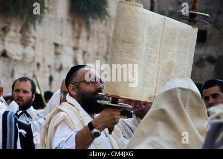 Jerusalem, Israel. 3. Oktober 2012. Jüdische Gläubige erhöhen die Thora in der Luft, die Beendigung der Lesung daraus in Andachten an der Klagemauer am Sukkot. Jerusalem, Israel. 3. Oktober 2012.  Tausende von jüdischen Pilgern aufsteigen zur Klagemauer am Feiertag von Sukkot, einer der drei jährlichen Wallfahrten, um den Segen der Priester, Birkat Kohanim (Hebräisch), zweimal im Jahr auftreten. Bildnachweis: Nir Alon / Alamy Live News Stockfoto