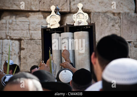 Jerusalem, Israel. 3. Oktober 2012. Jüdische Gläubige erhöhen die Thora in der Luft, die Beendigung der Lesung daraus in Andachten an der Klagemauer am Sukkot. Jerusalem, Israel. 3. Oktober 2012.  Tausende von jüdischen Pilgern aufsteigen zur Klagemauer am Feiertag von Sukkot, einer der drei jährlichen Wallfahrten, um den Segen der Priester, Birkat Kohanim (Hebräisch), zweimal im Jahr auftreten. Bildnachweis: Nir Alon / Alamy Live News Stockfoto