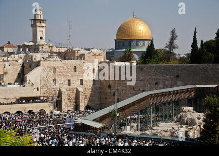 Jerusalem, Israel. 3. Oktober 2012. Tausende von Juden besuchen einen Spezialservice priesterlichen Segen an der Klagemauer am Feiertag von Sukkot. Jerusalem, Israel. 3. Oktober 2012.  Tausende von jüdischen Pilgern aufsteigen zur Klagemauer am Feiertag von Sukkot, einer der drei jährlichen Wallfahrten, um den Segen der Priester, Birkat Kohanim (Hebräisch), zweimal im Jahr auftreten. Bildnachweis: Nir Alon / Alamy Live News Stockfoto