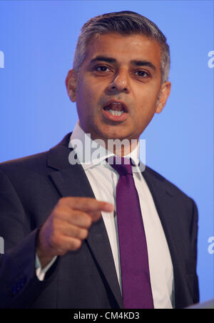 SADIQ KHAN MP SHADOW LORD CHANCELLOR und SEC 3. Oktober 2012 MANCHESTER Stadtzentrum von MANCHESTER ENGLAND Stockfoto