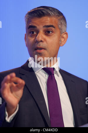 SADIQ KHAN MP SHADOW LORD CHANCELLOR und SEC 3. Oktober 2012 MANCHESTER Stadtzentrum von MANCHESTER ENGLAND Stockfoto