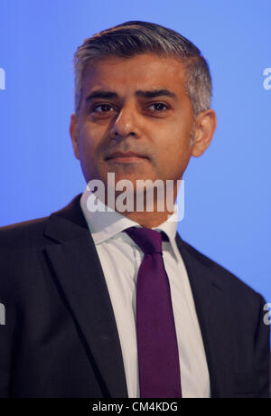 SADIQ KHAN MP SHADOW LORD CHANCELLOR und SEC 3. Oktober 2012 MANCHESTER Stadtzentrum von MANCHESTER ENGLAND Stockfoto