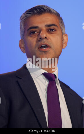 SADIQ KHAN MP SHADOW LORD CHANCELLOR und SEC 3. Oktober 2012 MANCHESTER Stadtzentrum von MANCHESTER ENGLAND Stockfoto