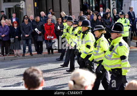 Manchester, UK. 3. Oktober 2012. Polizisten gehen Sie Deansgate, Manchester, UK nach der Trauerzug von PC Nicola Hughes bestanden hat. PC Nicola Hughes (23 Jahre alt) und Fiona Bone (32 Jahre alt) wurden am 19.09.2012 in Mottram, Tameside, Greater Manchester ermordet. Die Beerdigung von PC Fiona Hughes findet in Manchester Kathedrale am 10.04.2012. Dale Cregan (29 Jahre alt) ist ihre Morde angeklagt. 10.03.2012 Stockfoto