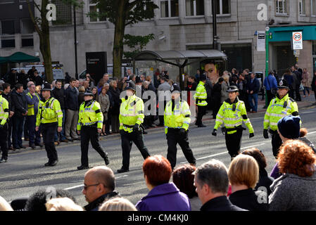 Manchester, UK. 3. Oktober 2012. Menschenmassen beobachten, wie Deansgate Polizisten entlanggeht, nachdem das Gefolge des PC Nicola Hughes auf dem Weg nach Manchester Cathedral bestanden hat. PC Nicola Hughes (23 Jahre alt) und Fiona Bone (32 Jahre alt) wurden am 19.09.2012 in Mottram, Tameside, Greater Manchester ermordet. Die Beerdigung von PC Fiona Hughes findet in Manchester Kathedrale am 10.04.2012. Dale Cregan (29 Jahre alt) ist ihre Morde angeklagt. 10.03.2012 Stockfoto