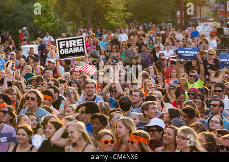 Denver, CO – wie die Lumineers das Publikum mit einem Konzert unterhalten bieten das Publikum jubelt während Debatte Fest auf dem Campus der University of Denver am 3. Oktober 2012.  Die Universität veranstaltete Debatte Fest für Studierende, Absolventen, Mitarbeiter und Mitglieder der Universität Nachbarschaft für Obama Romney Debatte. USA. Stockfoto