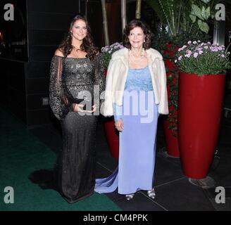 New York, USA. 3. Oktober 2012. Prinzessin Madeleine von Schweden, Königin Silvia von Schweden im Ankunftsbereich für 2012 Schwedisch-Amerikanischen Handelskammer vom Bauernhof zu Gabel Royal Award Galadinner, Mandarin Oriental, New York, NY 3. Oktober 2012. Foto von: Andres Otero/Everett Collection Stockfoto