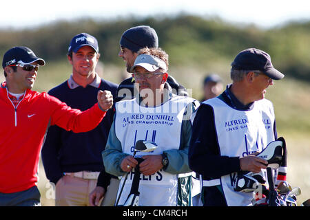 4. Oktober 2012. Paul Casey (GER) und Michael Phelps im Wettbewerb auf der Europäischen Tour Alfred Dunhill Links Championship Golfturnier, auf dem Carnoustie Golf Course gespielt. Obligatorische Kredit: Mitchell Gunn/ESPA Stockfoto