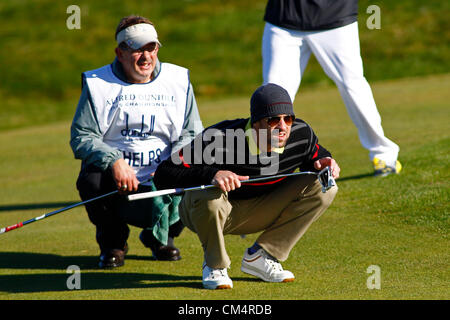 4. Oktober 2012. Olympiasieger Michael Phelps reiht sich ein Loch im Wettbewerb auf der Europäischen Tour Alfred Dunhill Links Championship Golfturnier, auf dem Carnoustie Golf Course gespielt. Obligatorische Kredit: Mitchell Gunn/ESPA Stockfoto